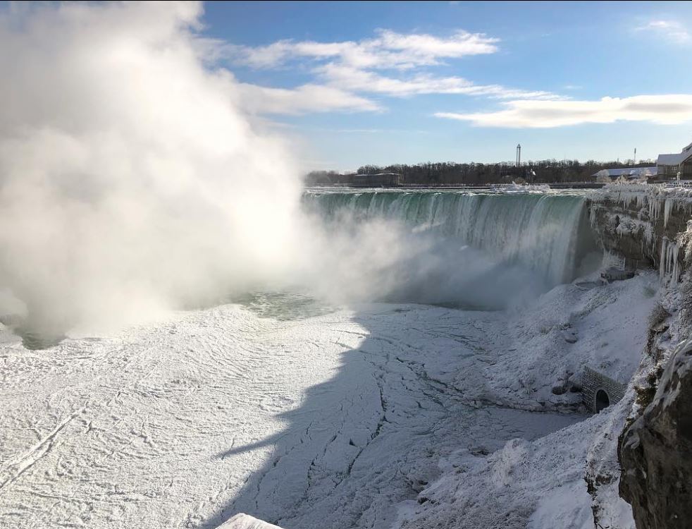 Imagini spectaculoase cu Cascada Niagara înghețată. Vizitatorii spun că ”e ca în castelul Elsei din Frozen”