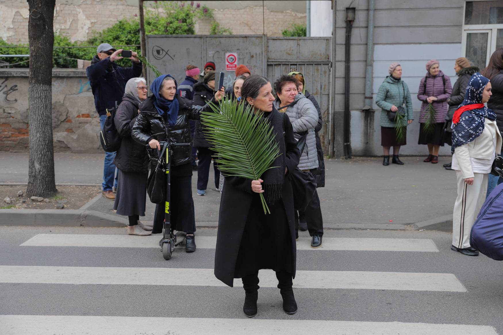 Pelerinaj de Florii în București. Sute de oameni au luat parte la procesiune. Traficul a fost restricționat. FOTO