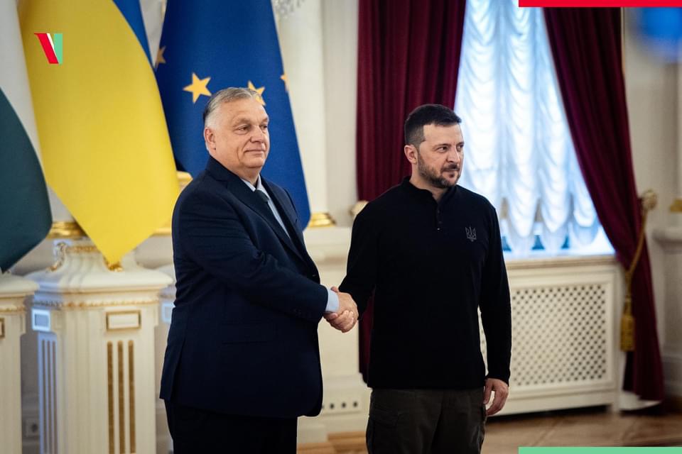 Szendvicset csomagoltak Orbánnak a hosszú útra – A miniszterelnök konvoja defekt miatt vesztegelt Ukrajnában