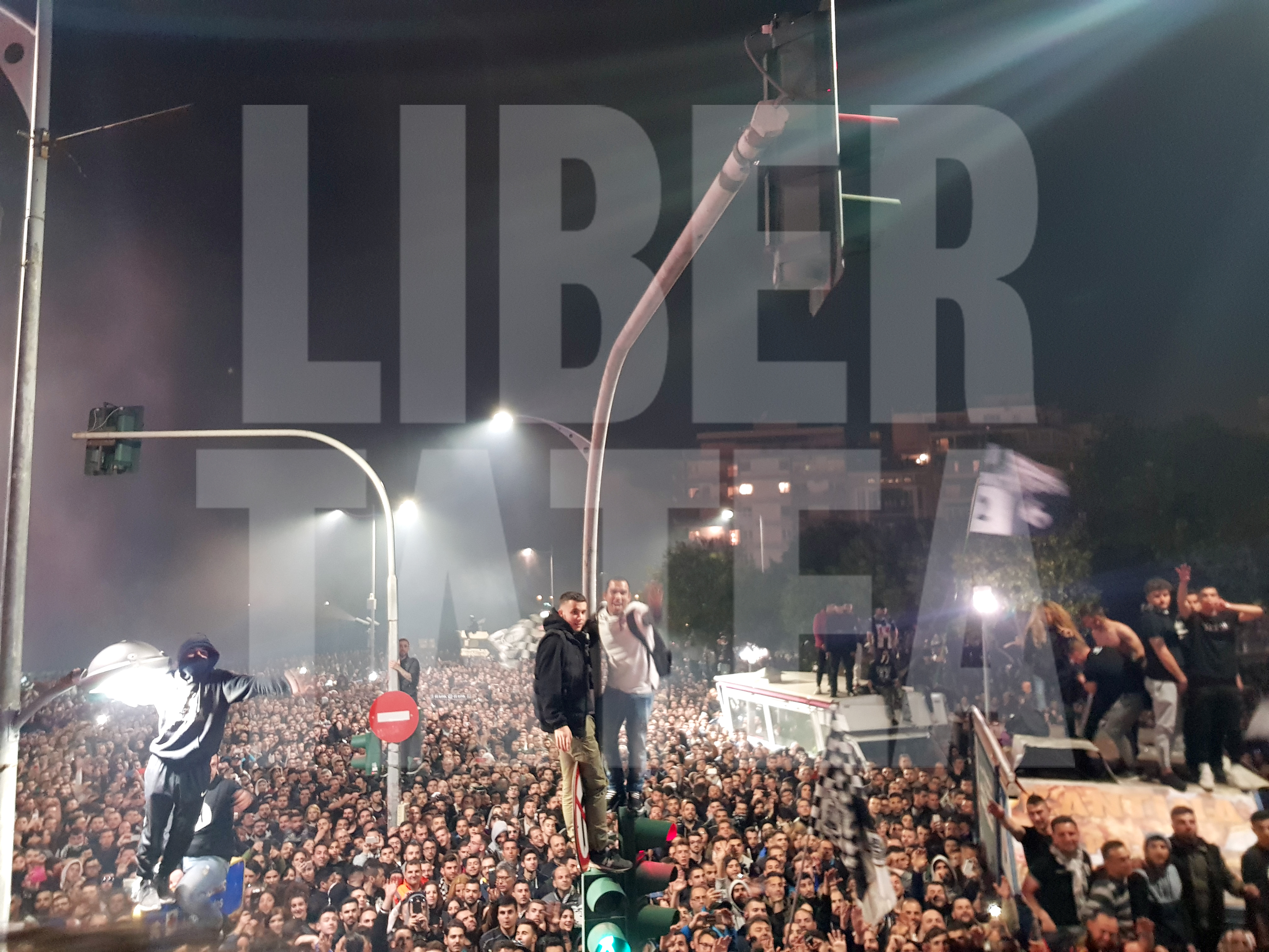 VIDEO/ Răzvan Lucescu a rescris legendele Olimpului! S-a prins în hora bucuriei cu suporterii după ce PAOK a câștigat primul titlu după 34 de ani!