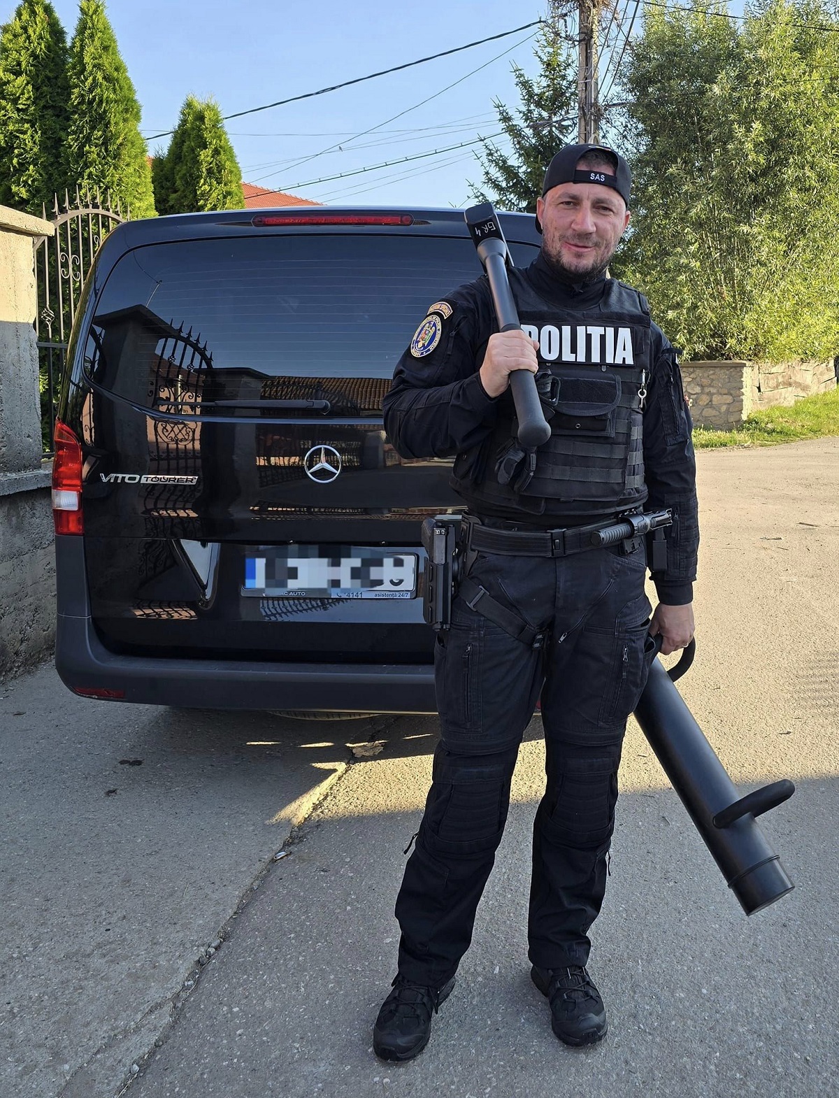 Marian Godină a pozat pavelele de pe o clădire din Brașov