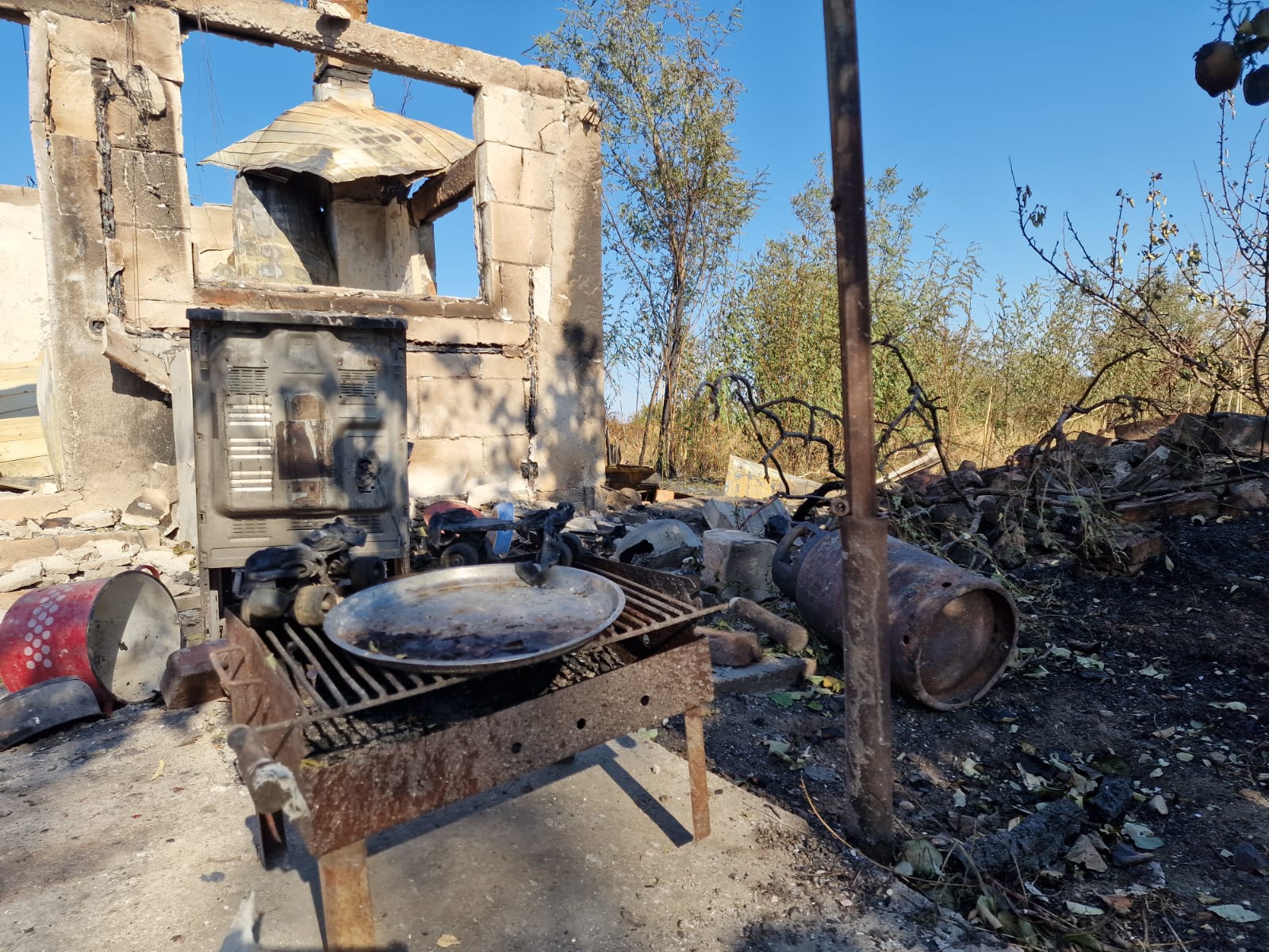 FOTOREPORTAJ Pompierii încă intervin în zona exploziei, oamenii spun că n-au primit ajutor: „Stăteam lângă o bombă și nu știam!”