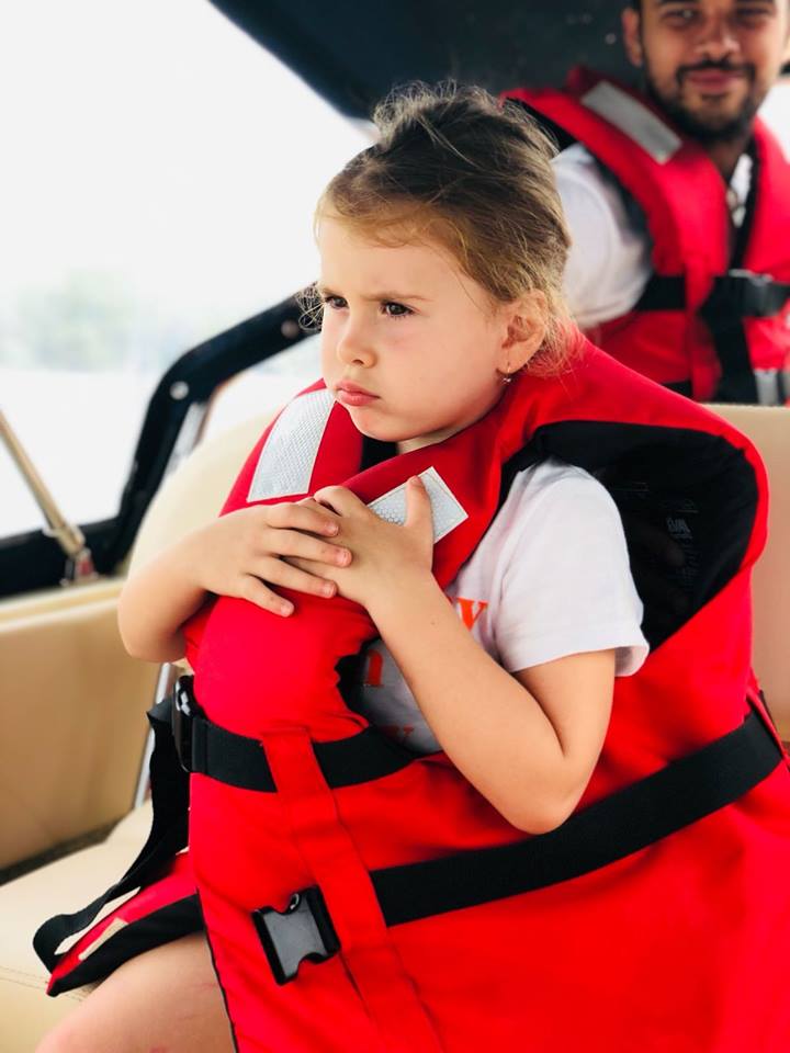 Oana Roman, vacanță în Deltă cu familia. "Am venit ca să-i arătăm Isei frumusețile României" | FOTO
