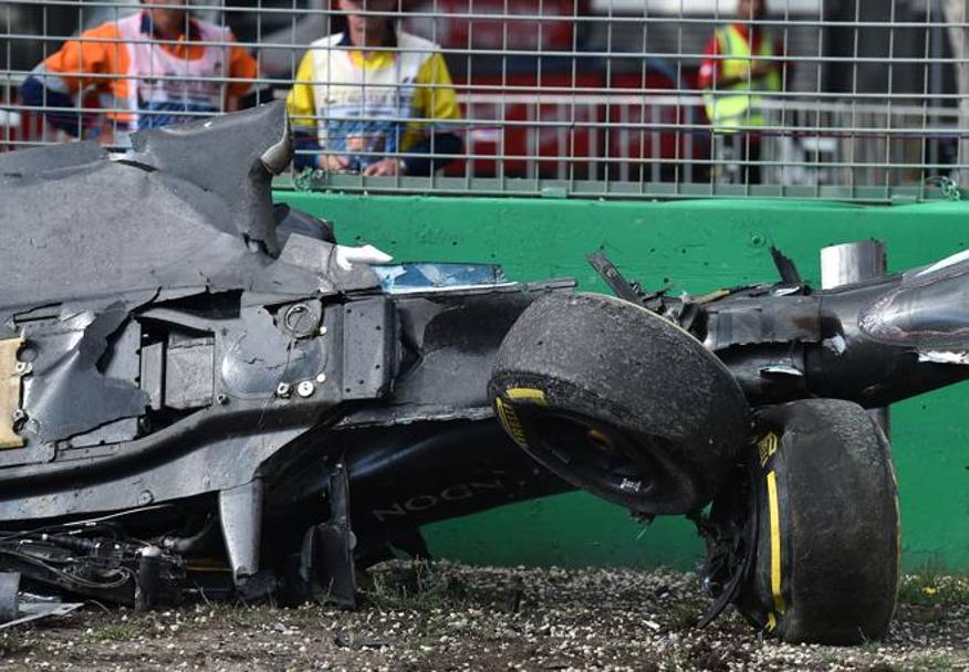 Incident în Formula 1, la prima cursă a sezonului! ^La Melbourne, bolidul lui Fernando Alonso s-a făcut acordeon, la 200 km/h! / GALERIE FOTO