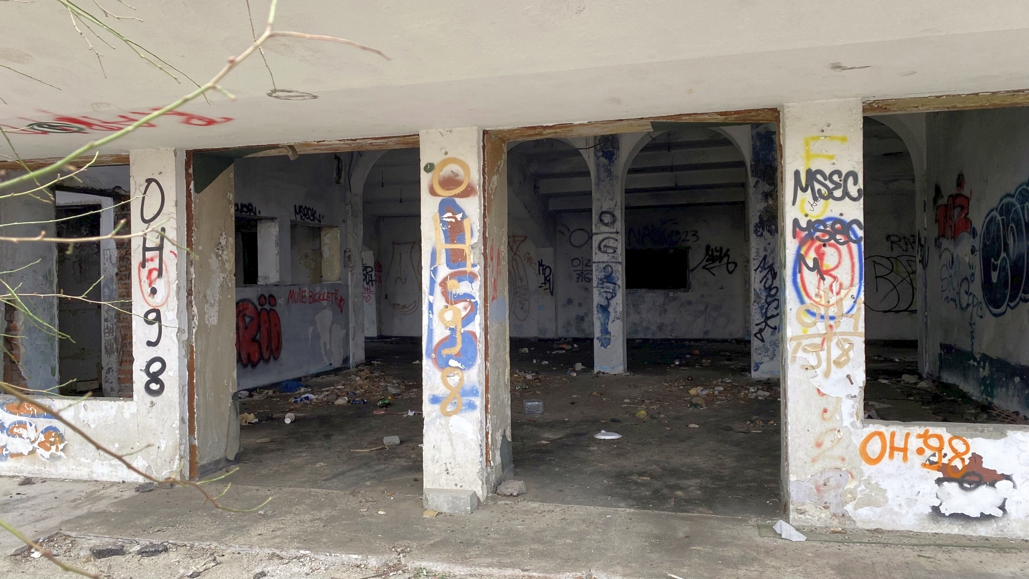 Cum arată la interior cinematograful Giulești, abandonat de autoritățile locale de mai bine de 20 de ani. Disputa dintre edili pe clădirea-simbol a cartierului