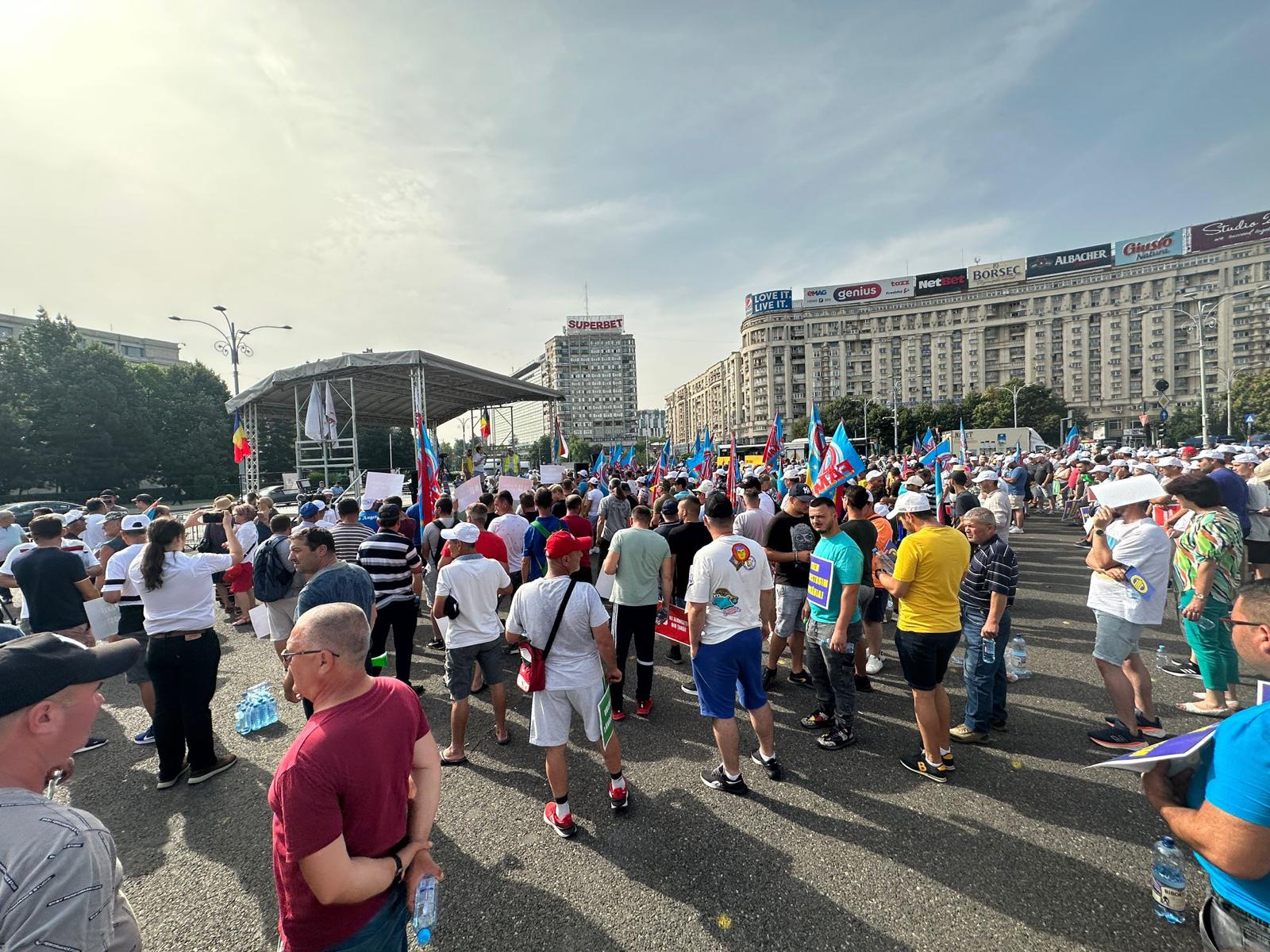 Constructorii protestează în faţa Guvernului. Sindicaliștii acuză Executivul că vrea să le elimine facilităţile fiscale