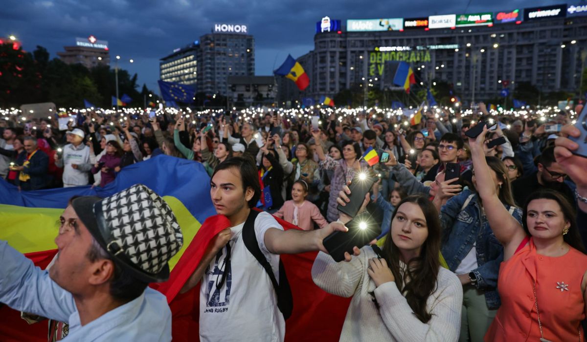 Mii de oameni în Piața Victoriei la mitingul „România în lumină”, organizat de Nicușor Dan. Jandarmeria a sesizat AEP pentru „propagandă electorală” | VIDEO