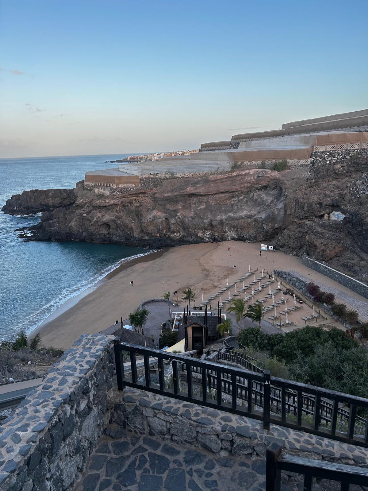 Cât costă cazarea la hotelul favorit al lui Klaus Iohannis din Tenerife. Un fost șef din Liga 1 e în vacanță acolo