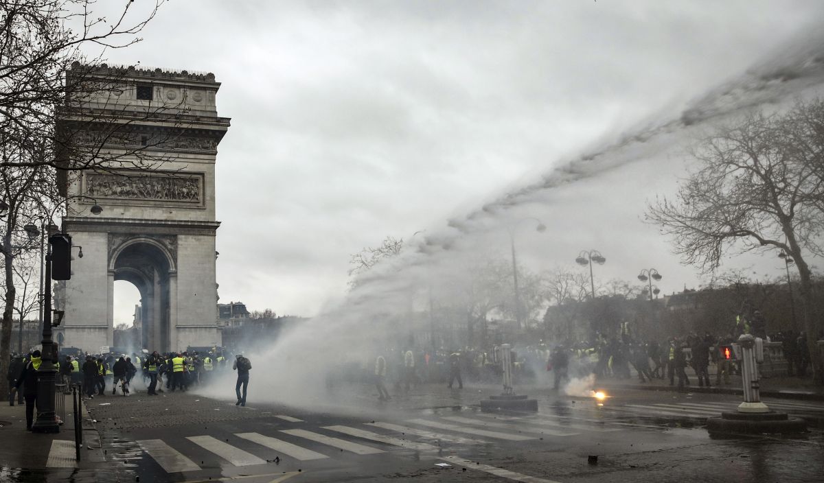 FOTO | Noi violențe la protestul vestelor galbene din Paris: tunuri cu apă, gaze lacrimogene și zeci de rețineri