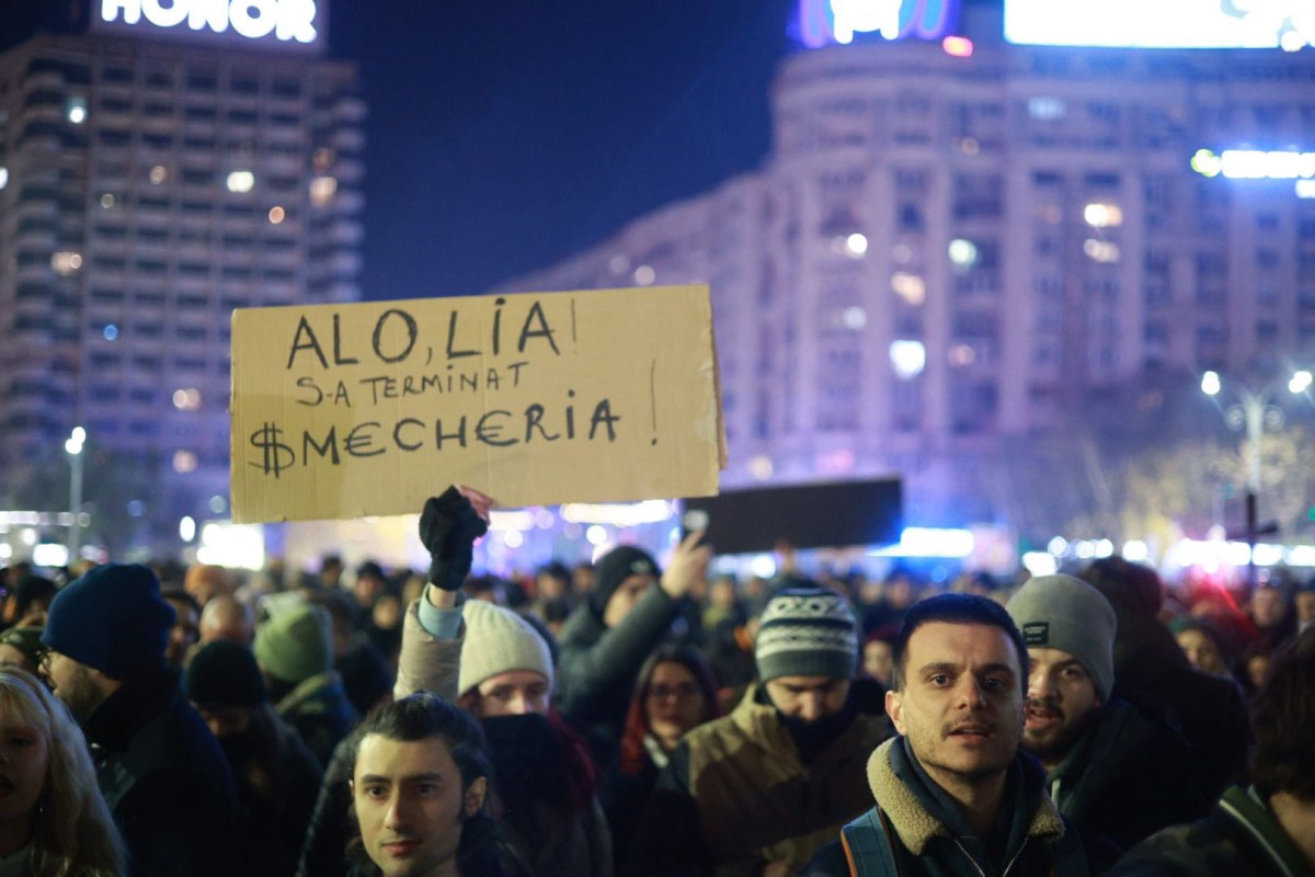 Nou protest în Piața Victoriei din București. Câteva mii de oameni au cerut demisia șefei Curții Supreme, Lia Savonea, pentru neregulile din justiție, în a patra zi consecutivă