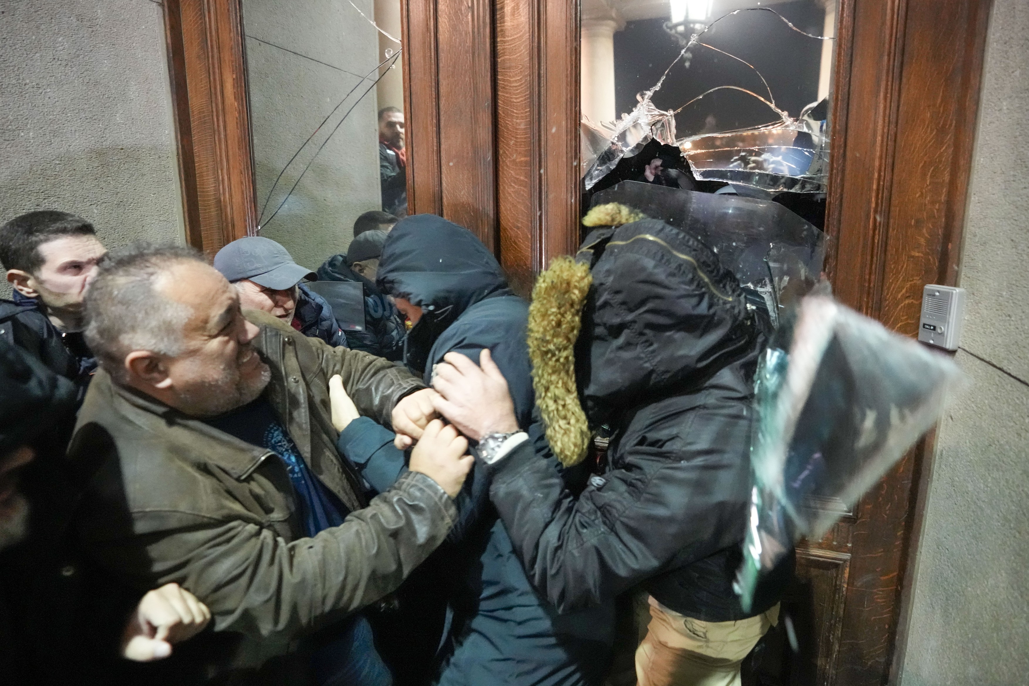Prima întâlnire a președintelui sârb Vučić după izbucnirea revoltelor de duminică de la Belgrad: cu ambasadorul Rusiei