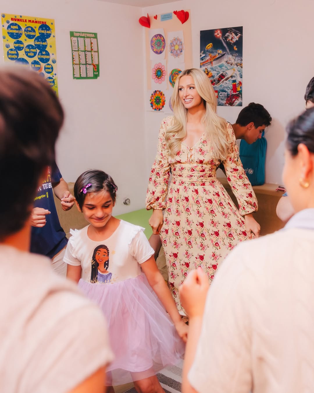 Paris Hilton a ajutat copiii nevoiași din Craiova. Primele declarații ale vedetei: „Am văzut cum arată speranța adevărată”