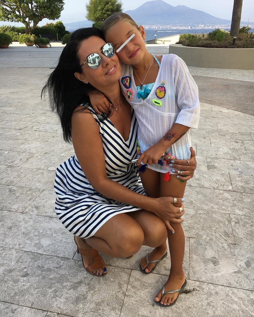 Antonia, mândră de mama sa. Denise Iacobescu a absolvit Facultatea de Psihologie la aproape 60 de ani