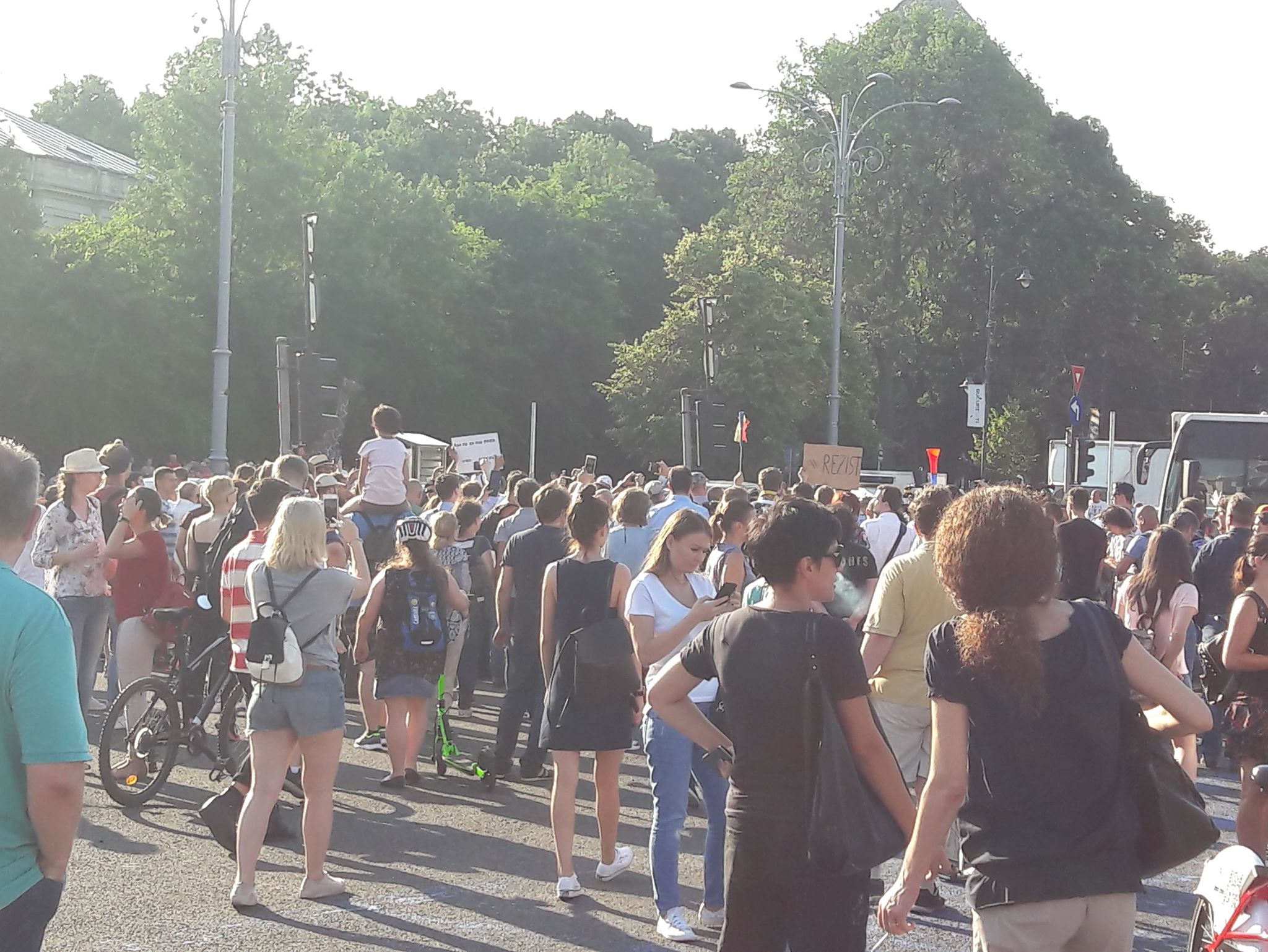 UPDATE. Protest în Piața Victoriei față de adoptarea CPP. Oameni amendați și îmbrânceli cu jandarmii (Foto&Video)