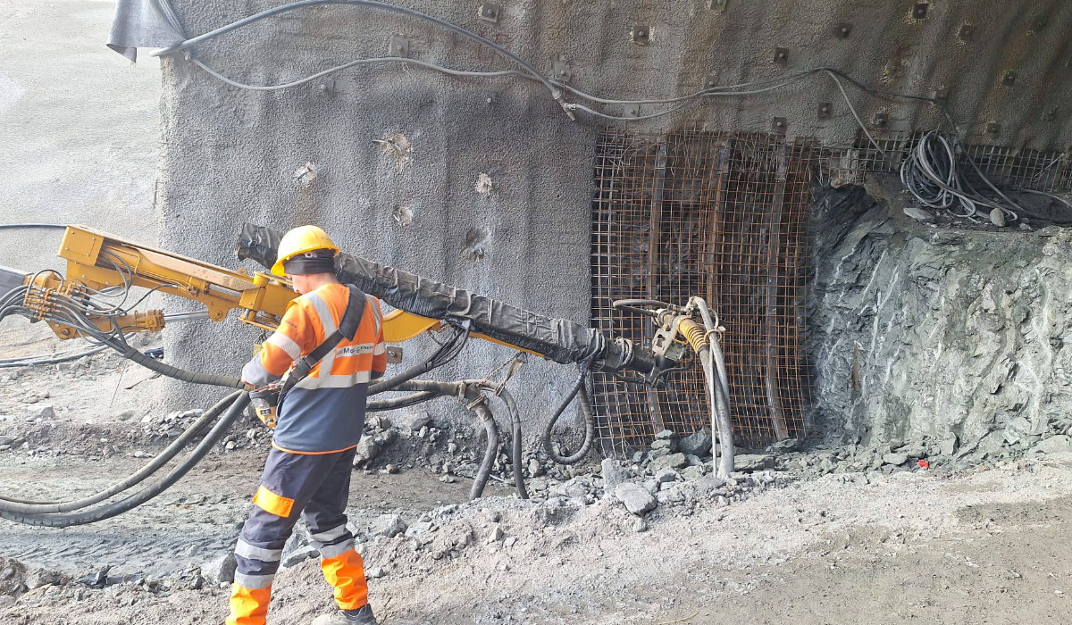 Autostrada A1 Sibiu - Pitești: imagini de pe șantier. „Tunelul Robești va vedea luminița după 7 luni de la debutul lucrărilor”