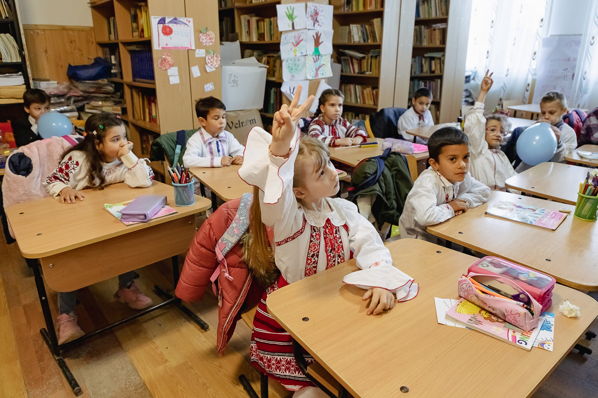 SPERANȚĂ. Într-o școală din Olt, o profesoară îi învață pe copiii cu părinți în străinătate să creadă că tinerii pot reuși și în țară: „Se pot realiza oriunde, numai să găsească oamenii potriviți”