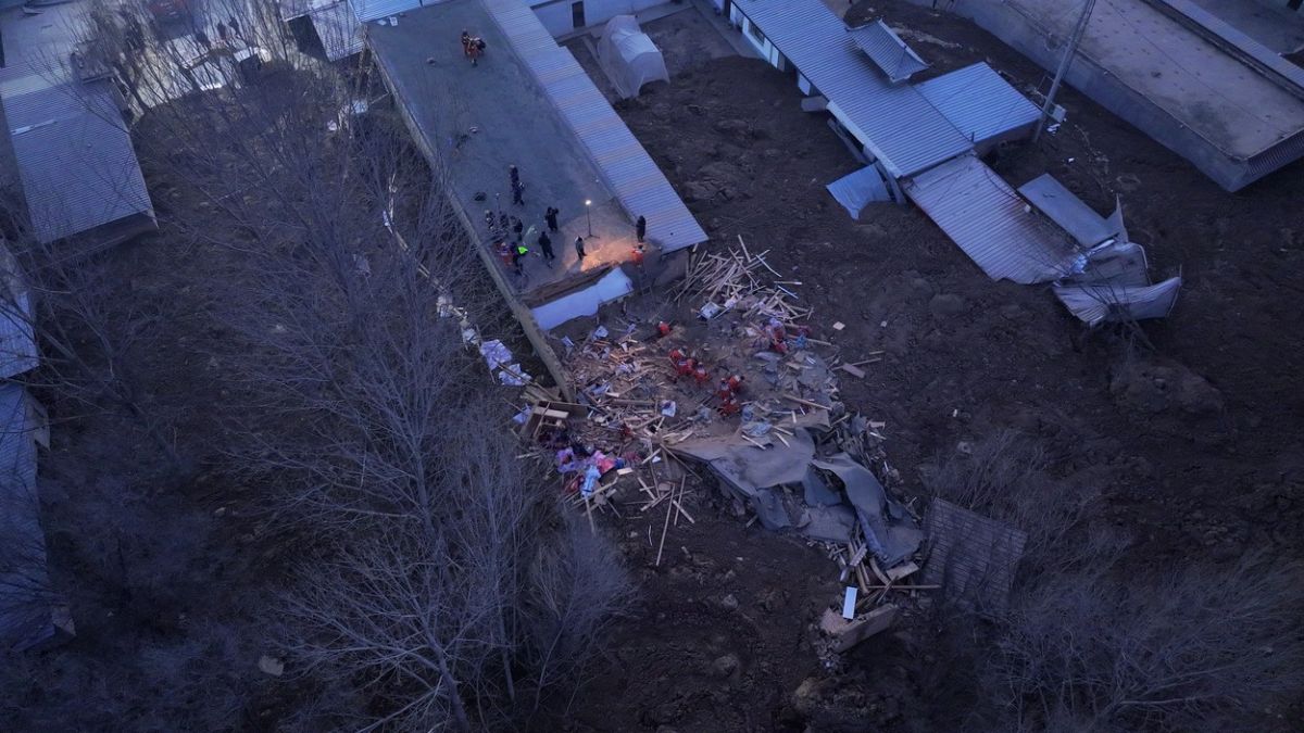 Peste 100 de persoane au murit în urma unui cutremur, în China. Operațiunile de salvare, îngreunate de temperaturile scăzute