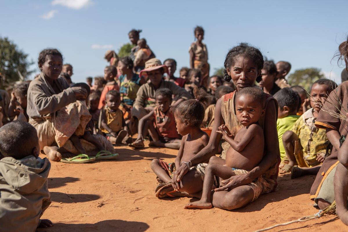 Locuitorii din Madagascar, nevoiți să mănânce greieri, frunze de cactus și noroi, din cauza foametei