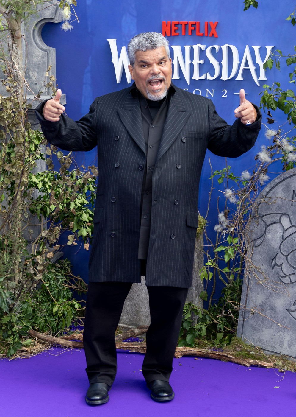 Imagini din centrul Londrei, unde a avut loc premiera serialului „Wednesday”, sezonul 2. Aici, pe covorul mov, au defilat Jenna Ortega și Catherine Zeta-Jones