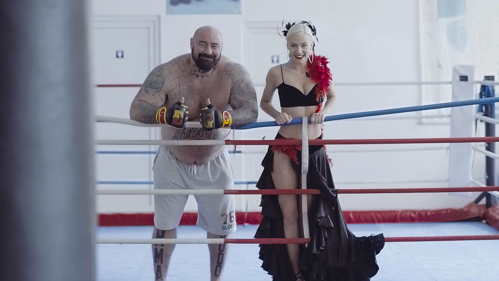 FOTO EXCLUSIV/ Uriașul Sandu Lungu și-a târât partenera în ringul de box. Antrenament în ritm salsa cu joc de glezne și croșeuri
