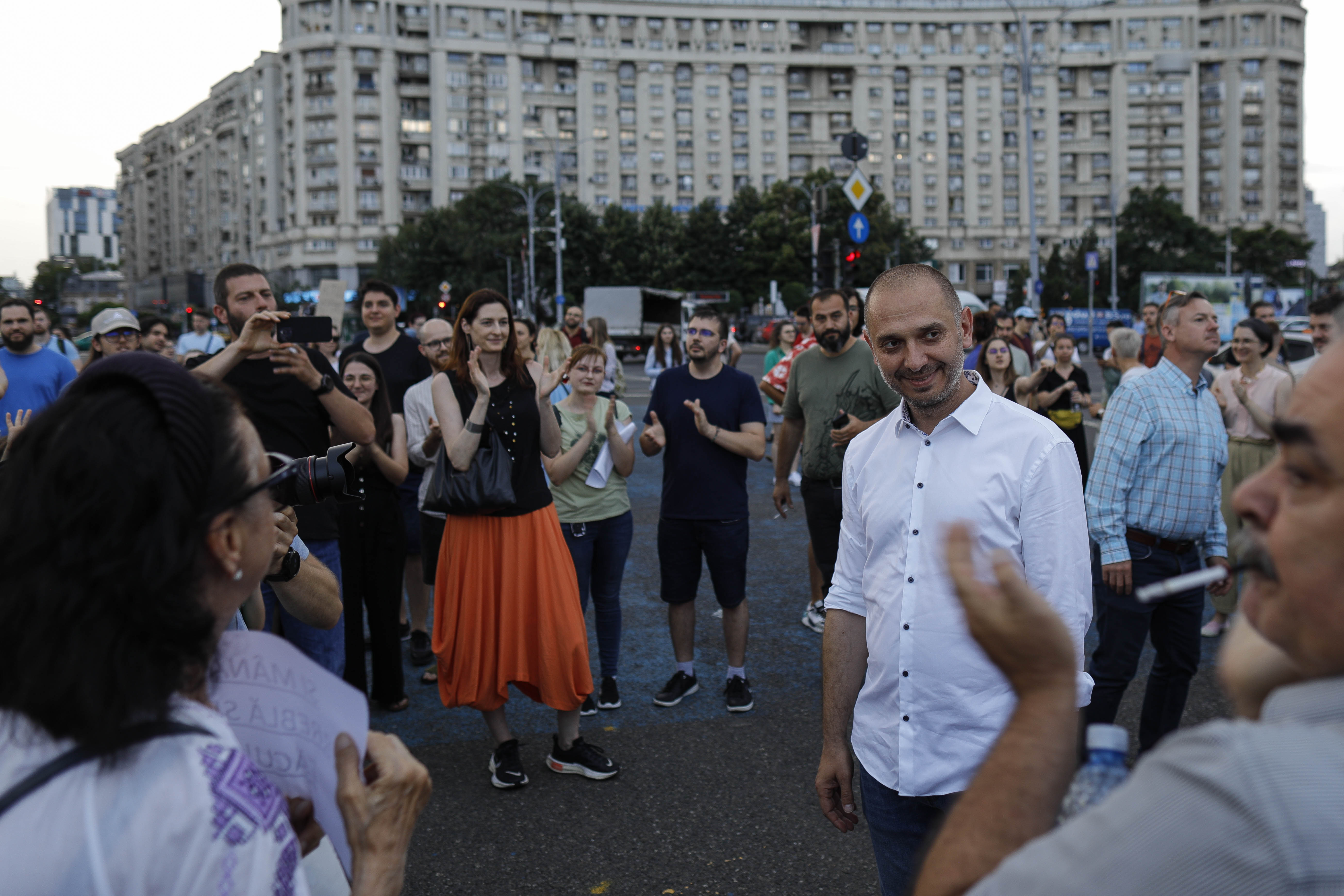 Protest în Piața Victoriei și la sediul AEP, la care a participat și Clotilde Armand: oamenii au cerut renumărarea voturilor