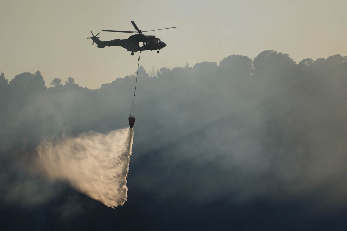 Un incendiu de pădure s-a extins până în zonele rezidențiale din orașul turc Izmir. Oameni evacuați din mai multe cartiere