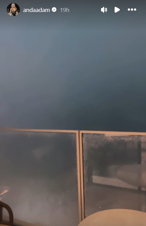 Anda Adam, prinsă de furtună în Dubai. A arătat imagini cu străzile inundate și copacii căzuți, iar apoi a mers la o plajă de lux