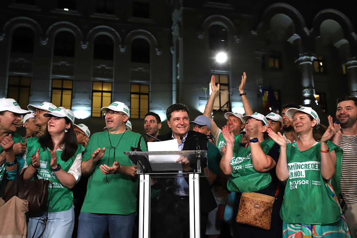 REPORTAJ Noaptea prin București când Nicușor a devenit Nicu. Alături de edilul Capitalei, în mijlocul voluntarilor și al bucureștenilor ieșiți pe răcoare la plimbare