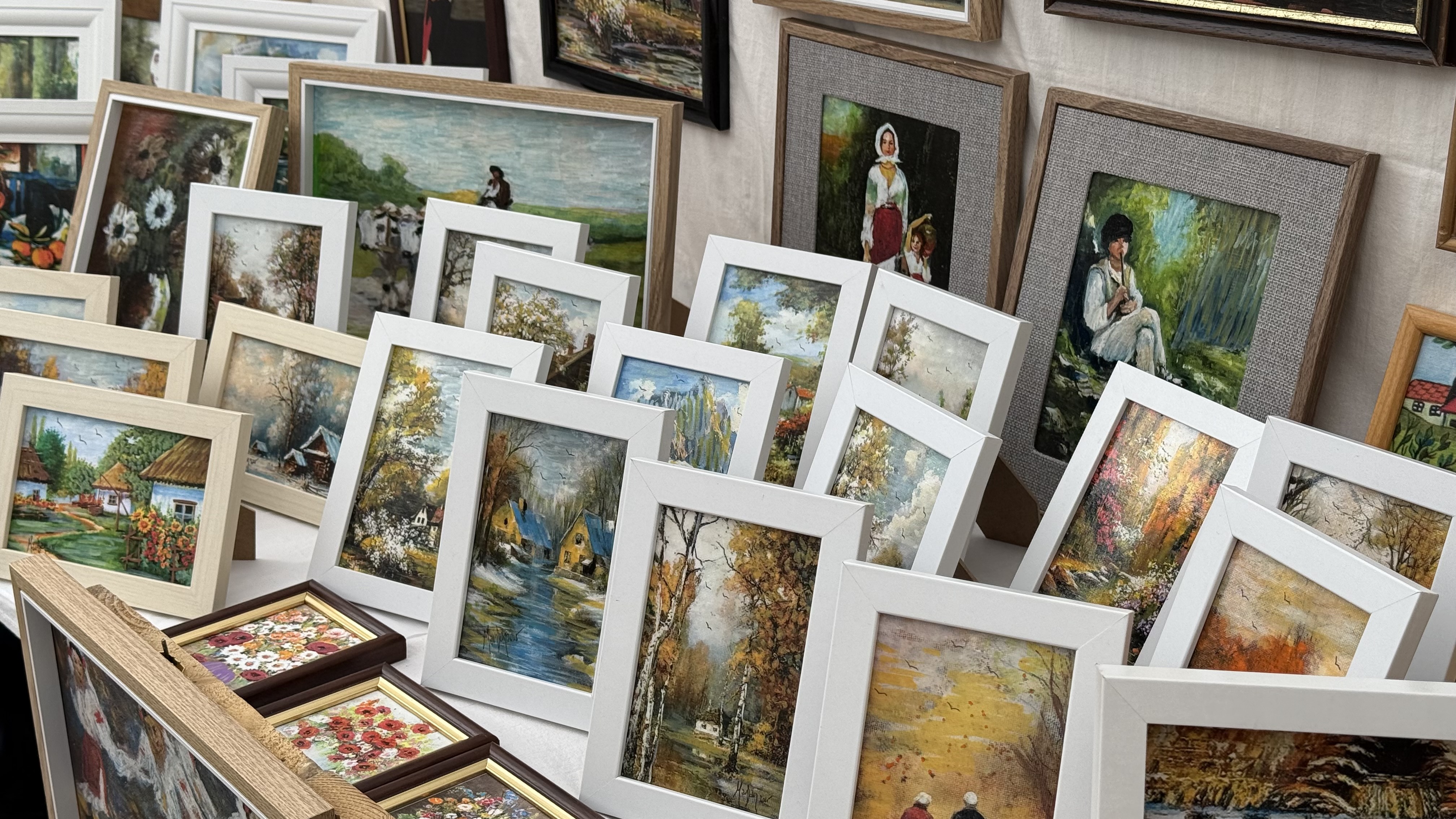 „Am pictat până am intrat în sala de operație”. Povestea lui Dan Marinescu, artistul care pictează flori și pisici chiar și după infarct și furturi la târguri
