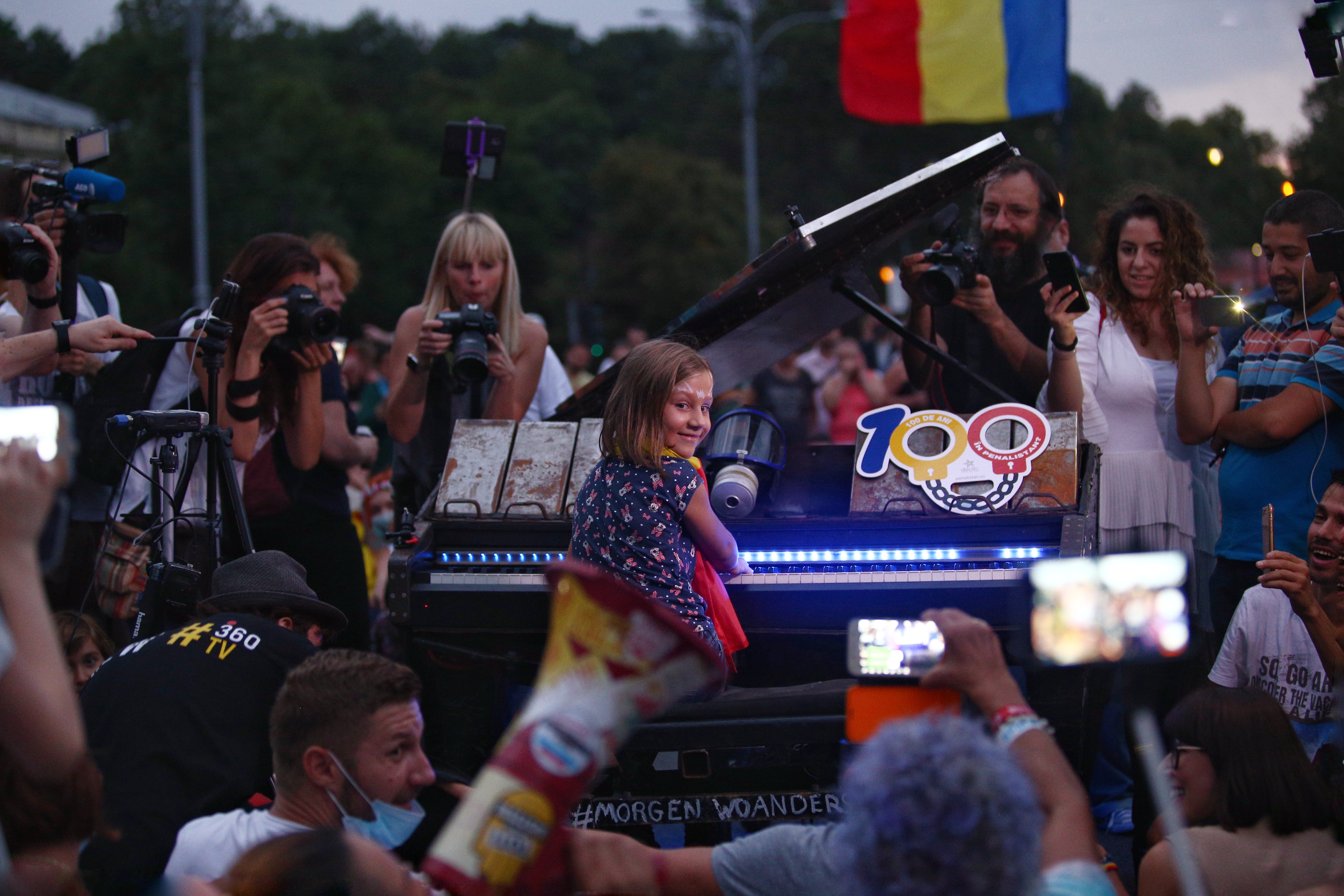 VIDEO/ Protest intitulat „Gust de libertate”, în Piața Victoriei. Moment emoționant oferit de pianistul Davide Martello / GALERIE FOTO