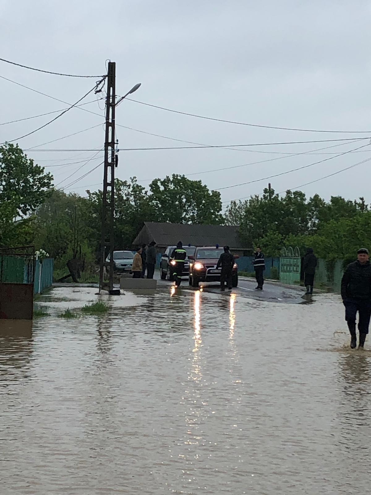 FOTO&VIDEO/ Zeci de locuințe și gospodării inundate în județul Vaslui. Pompierii au evacuat mai multe persoane și animale