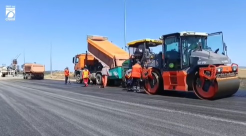 Imagini de pe șantierul Autostrăzii Moldovei A7. UMB a așternut două straturi de asfalt pe 20 de kilometri ai tronsonului Bacău – Pașcani