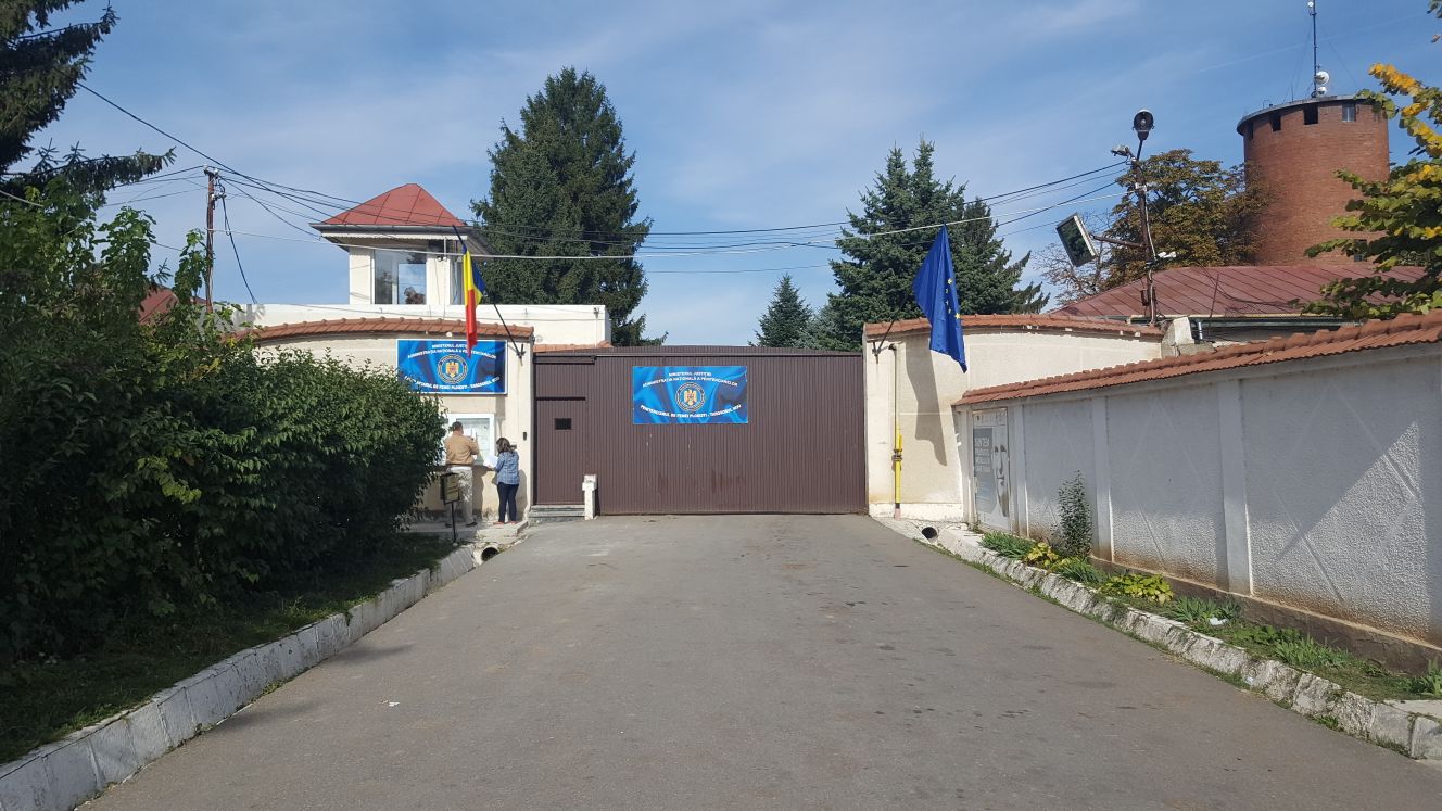 REPORTAJ: Pușcăriașii care cred că vor pleca din închisori și-au făcut deja bagajele, angajații penitenciarelor calculează de zor