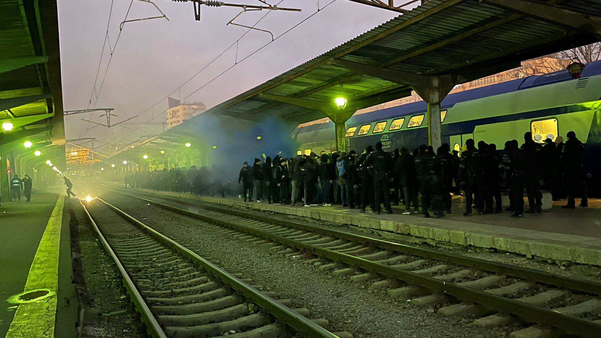 Ultrașii Petrolului au dat cu fumigene în Gara de Nord, înainte de meciul cu Rapid. FOTO