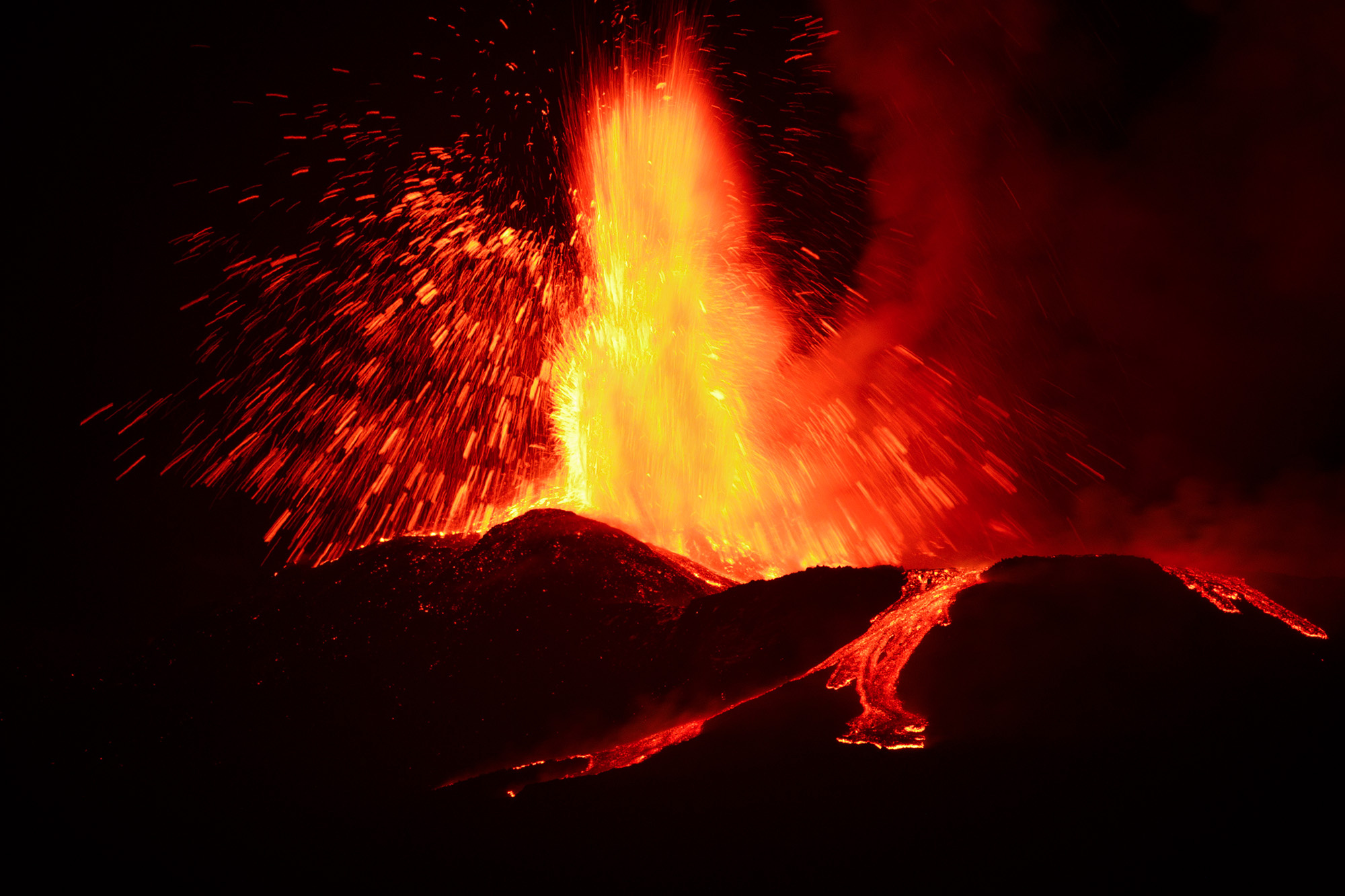 Imagini spectaculoase cu erupția vulcanului Etna. Aeroportul din Catania a fost închis, după ce pista și avioanele au fost acoperite cu cenușă