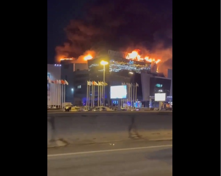 Breaking: lövöldözés volt Moszkva központjában, rengeteg a halott és a sebesült, lángokban áll a bevásárlóközpont – Sokkoló felvételek