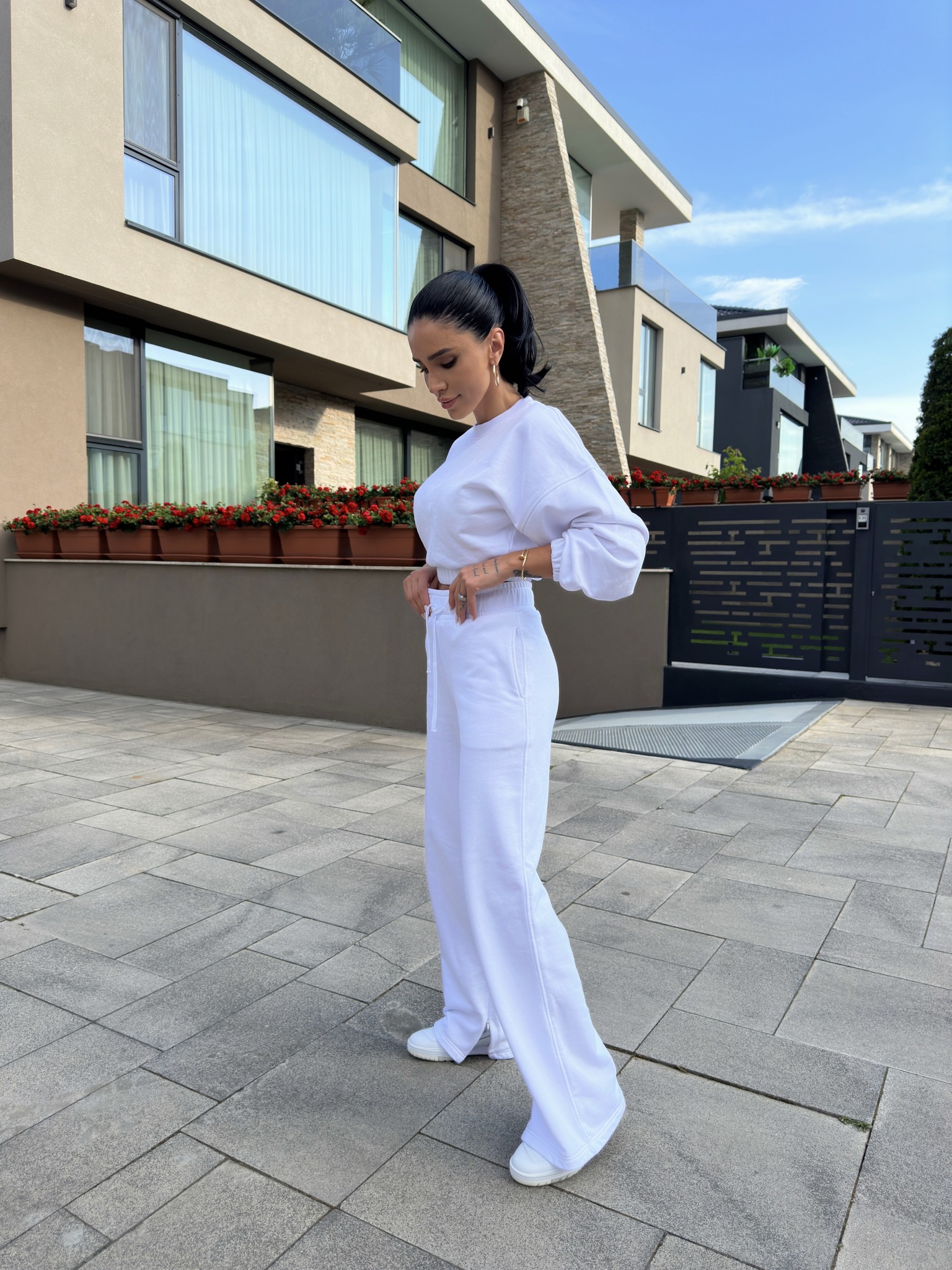 Imagini cu casa în care locuiește Adelina Pestrițu cu familia. Are un dormitor de lux, cu o lenjerie personalizată care costă 8.000 de lei