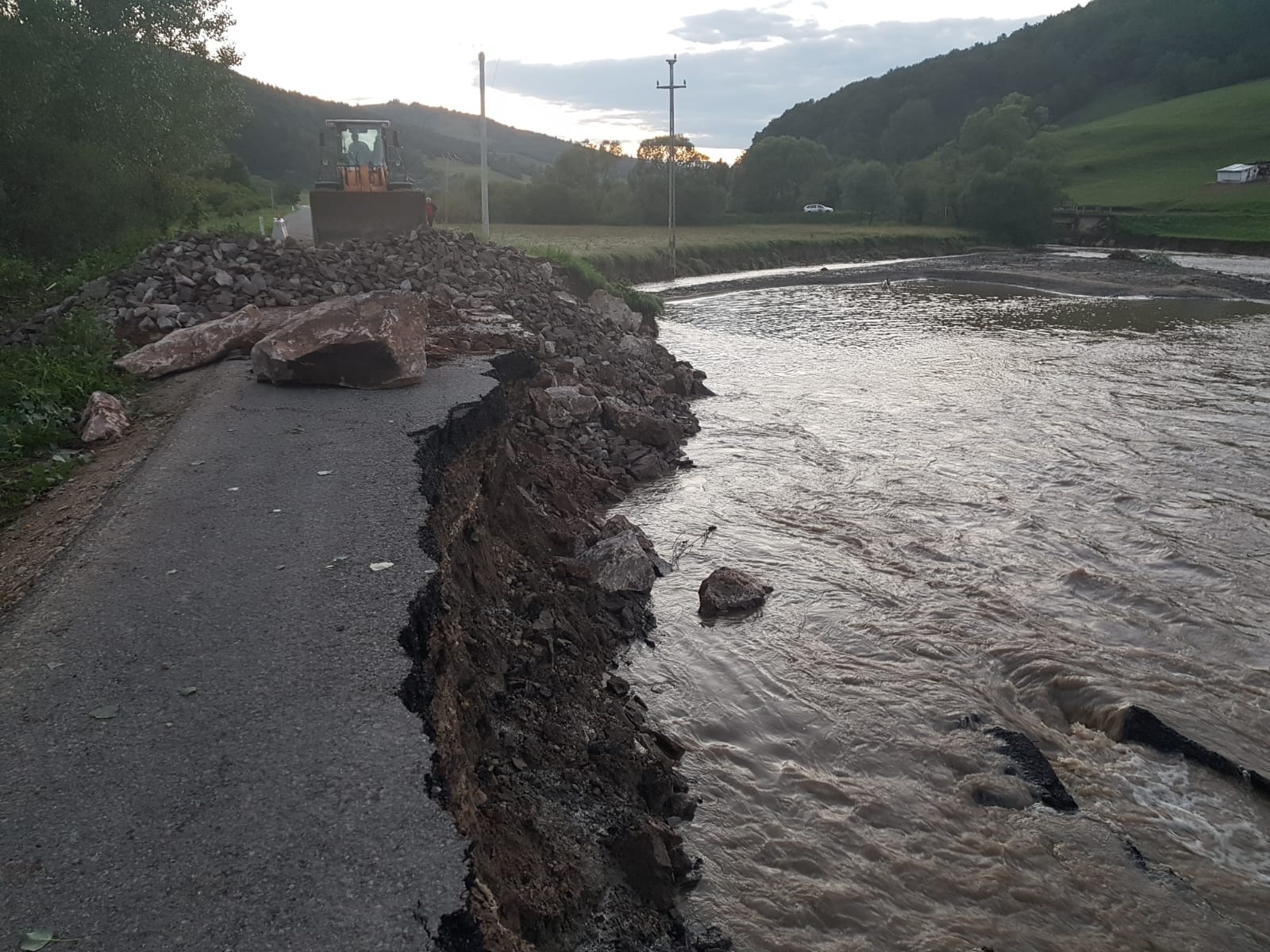 VIDEO/ Inundații de proporții în Covasna și Brașov. Bilanțul de luni dimineață. Șapte drumuri închise, sute de locuințe afectate