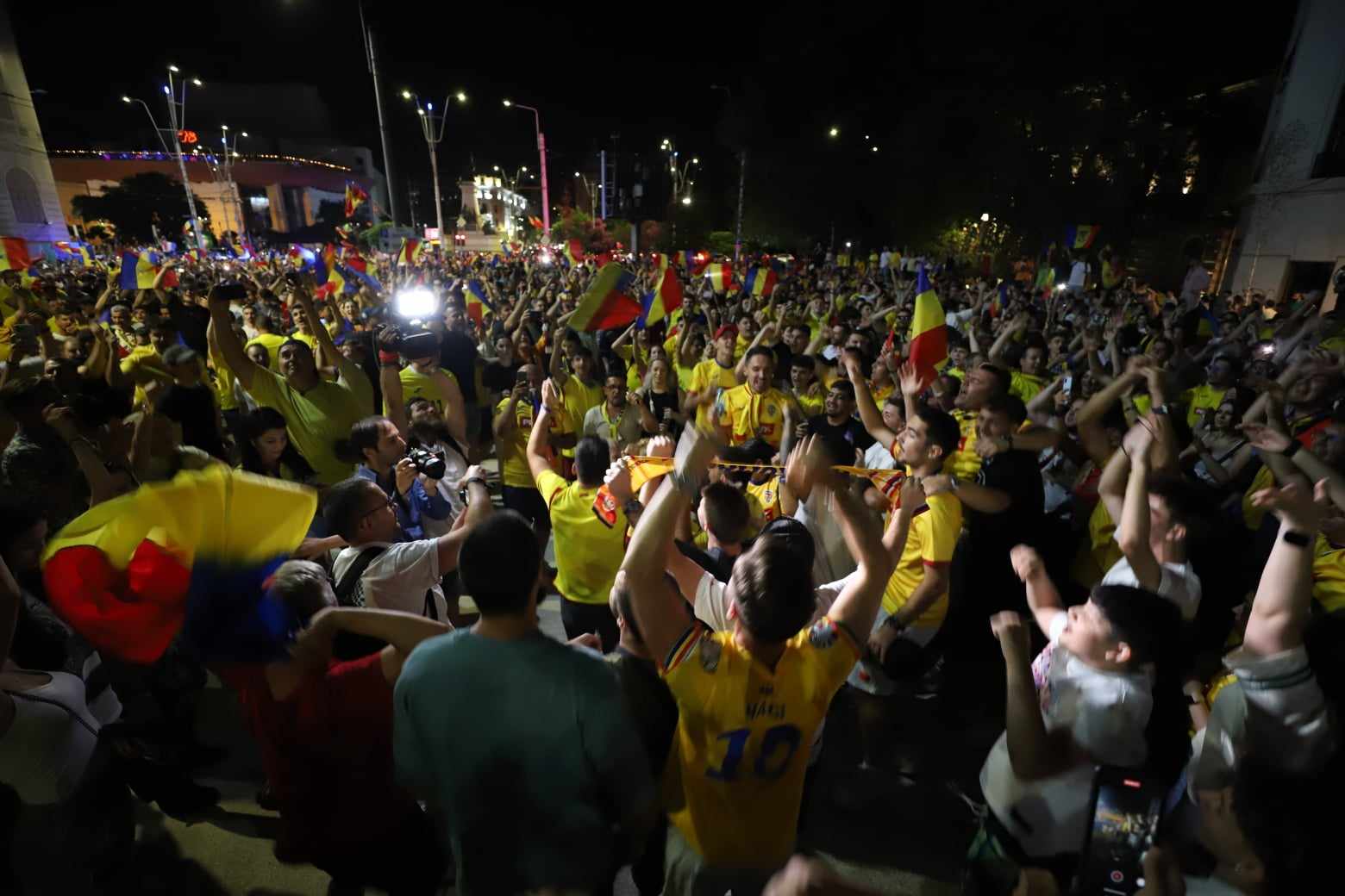 Sărbătoare și la București! Atmosferă incendiară în Piața Universității după ce tricolorii s-au calificat în optimi la Euro 2024