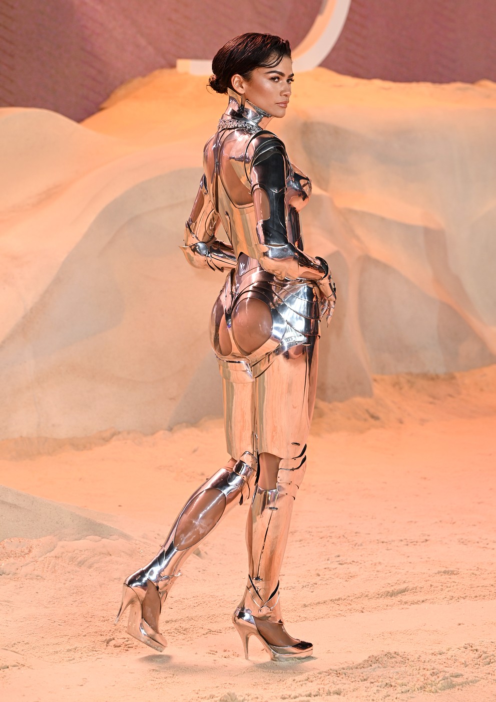 Zendaya, apariție excentrică într-un costum metalic. Ținuta actriței de la premiera filmului „Dune 2” e creată în 1995