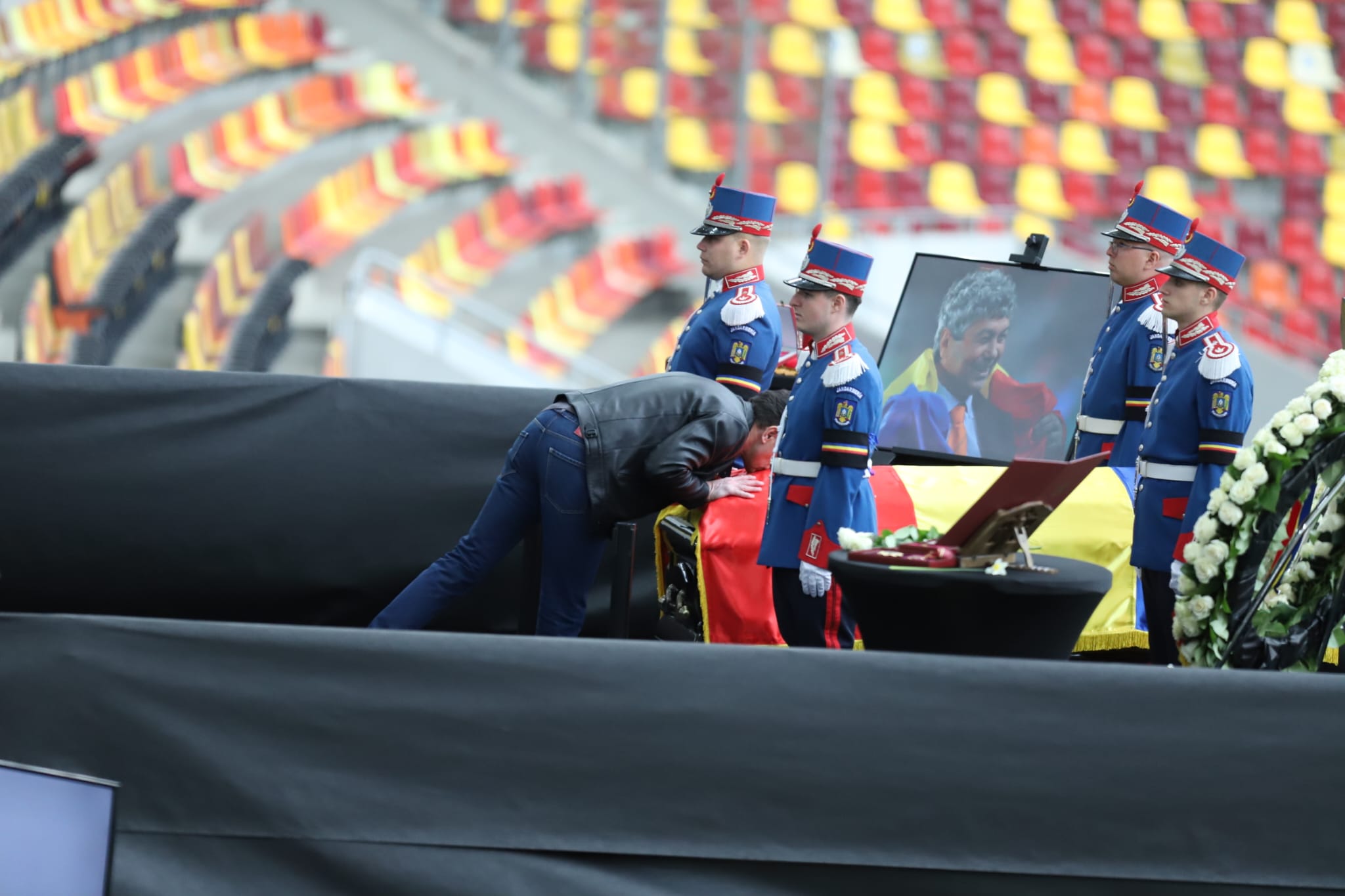 Livetext Mii de români își iau adio de la Mircea Lucescu la Arena Națională înainte de funeraliile cu onoruri militare / „Leucemia i-a provocat și grăbit sfârșitul”