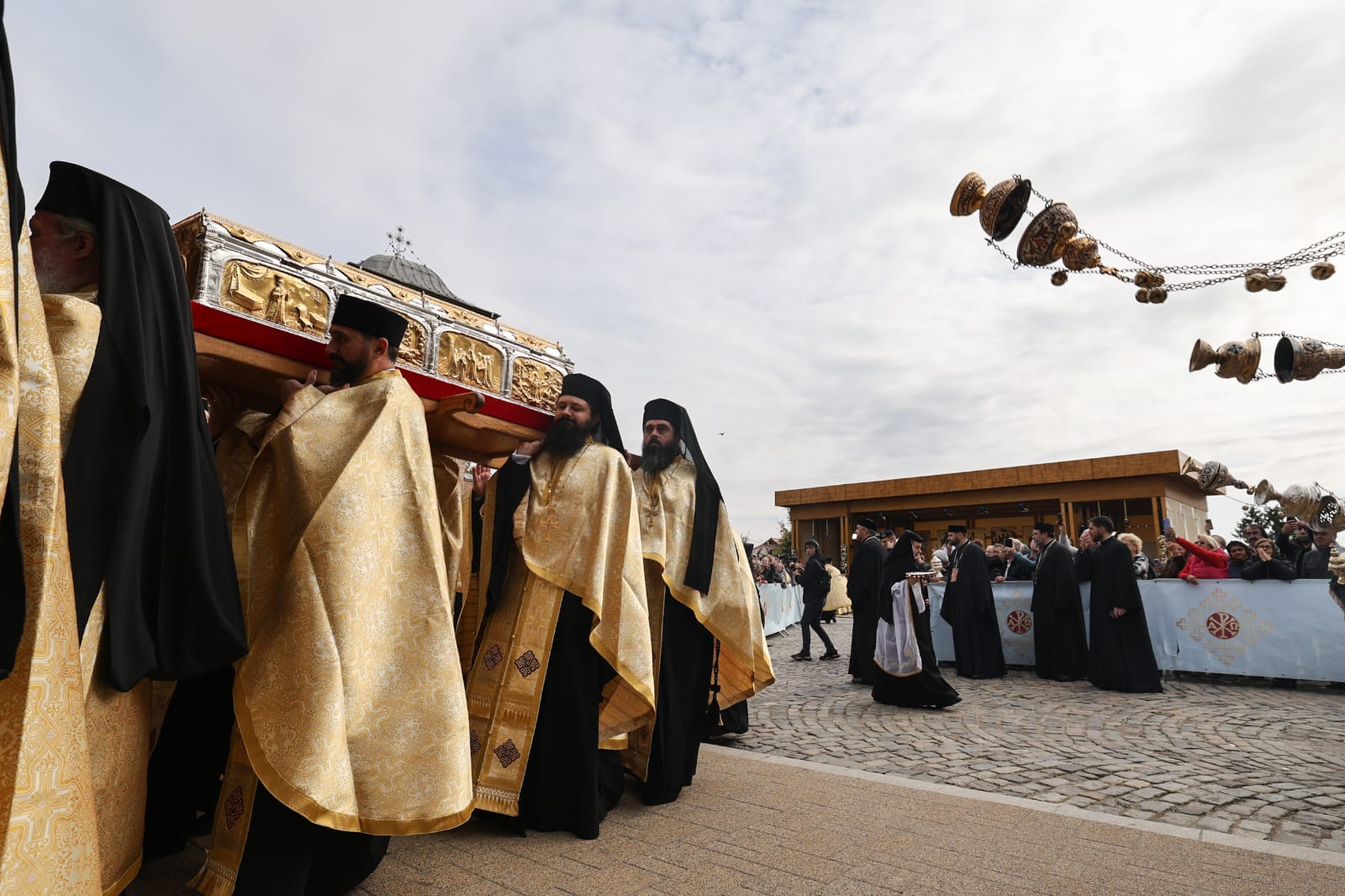 Procesiune religioasă în București, cu moaştele a cinci sfinți. Becali și Simion printre participanți. Programul sărbătorii Sfântului Dimitrie cel Nou