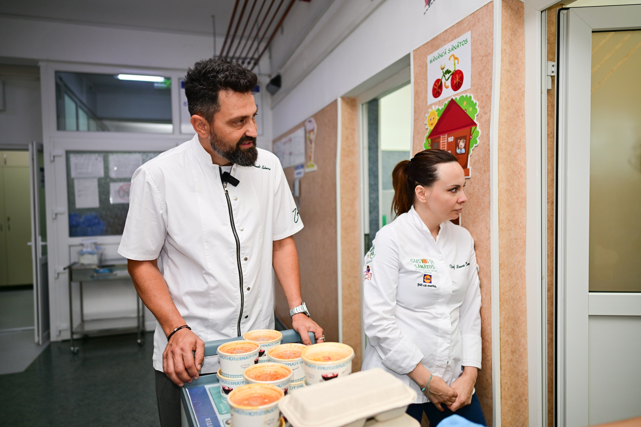 Cum a apărut chef Orlando Zaharia la Spitalul de Pediatrie din Ploiești. Juratul „Chefi la cuțite” a surprins mai mulți copii