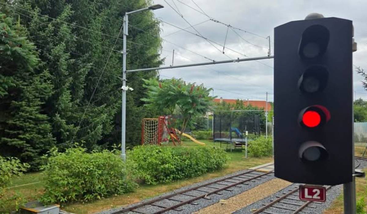 Un bărbat și-a construit propria cale ferată în grădina casei: are gări, 3 trenuri, 12 macazuri, 20 de semnale și un adevărat centru de comandă