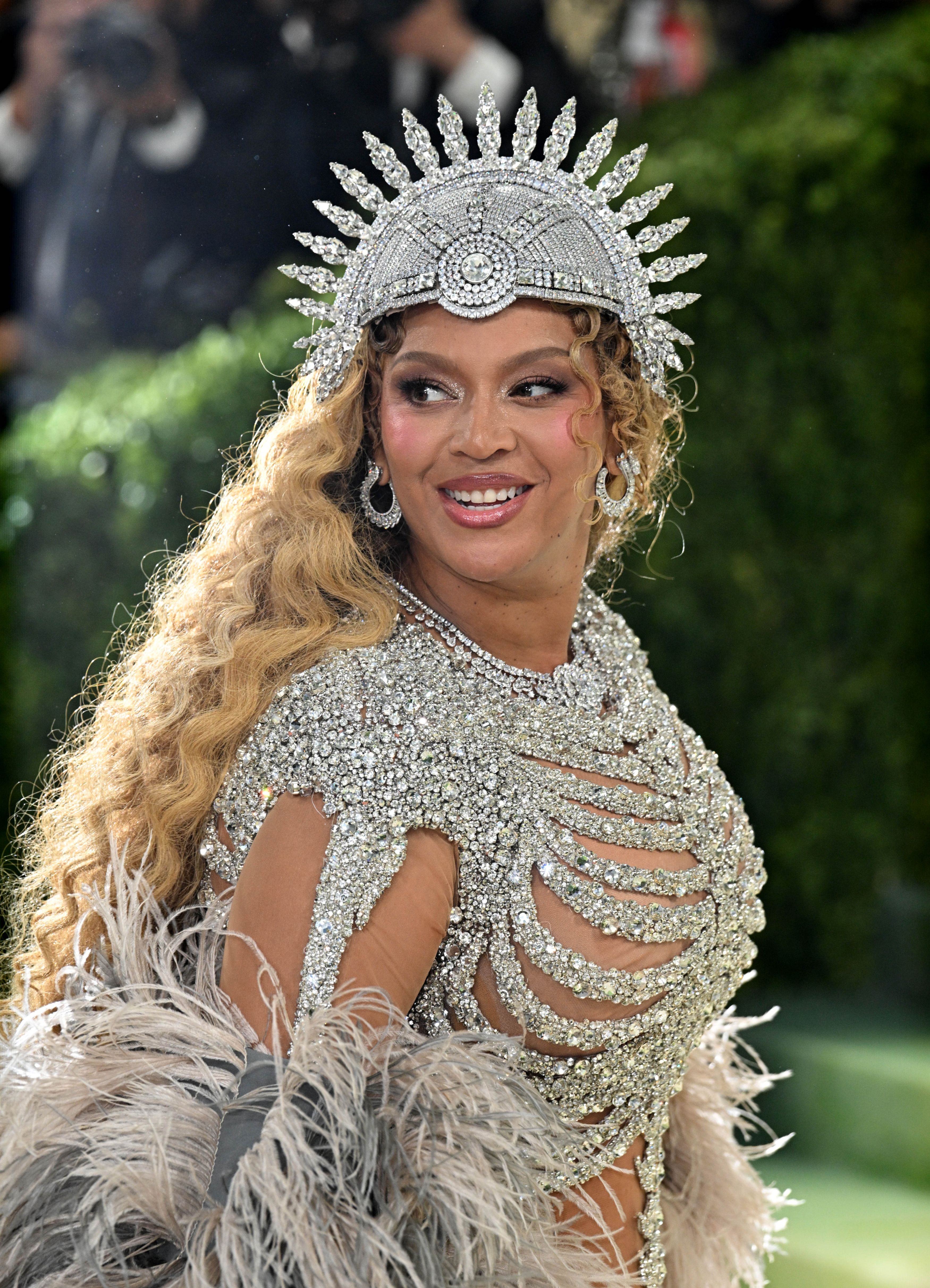 Vedete pe „covorul pietruit” la Met Gala 2026. De la rochii impresionante la alegeri controversate