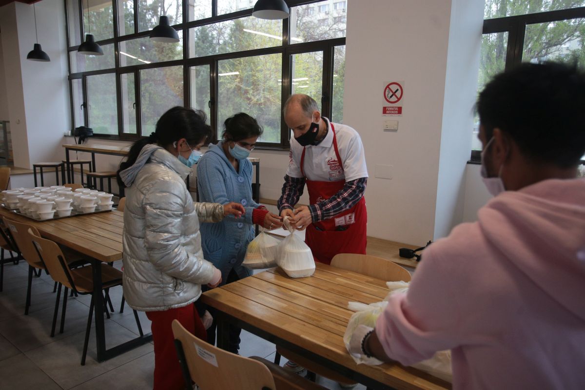 La cea mai mare cantină socială din București, bucătarii au rulat o mie de sarmale pentru Paște. Meniurile de sărbătoare au ajuns la 700 de nevoiași