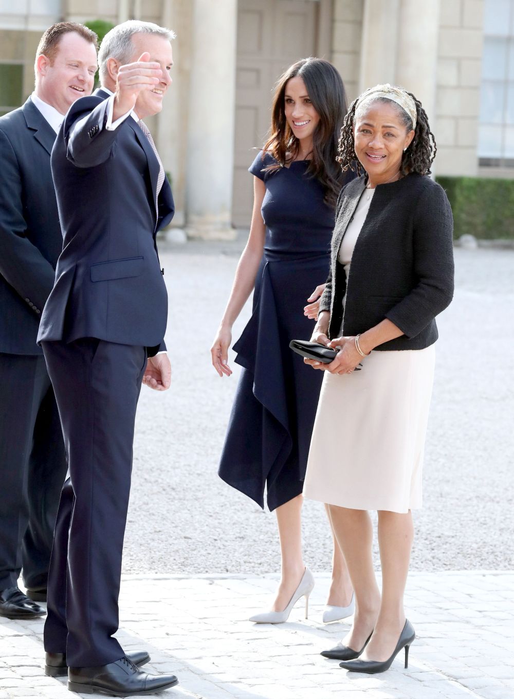 FOTO/ Irina Tănase, iubita lui Dragnea, ţinută ca a lui Meghan Markle. Rochia ducesei de Sussex costă 1.350 de lire
