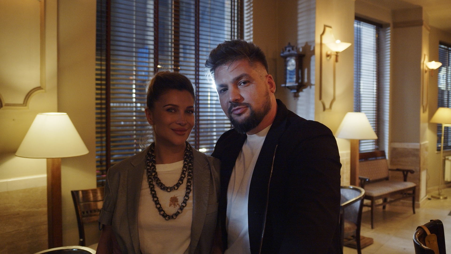 Lora și Emil Rengle, actori în producția „Ca fetele”, ce va avea lansarea în cinematografe în această toamnă. Ce nume mari mai fac parte din distribuție