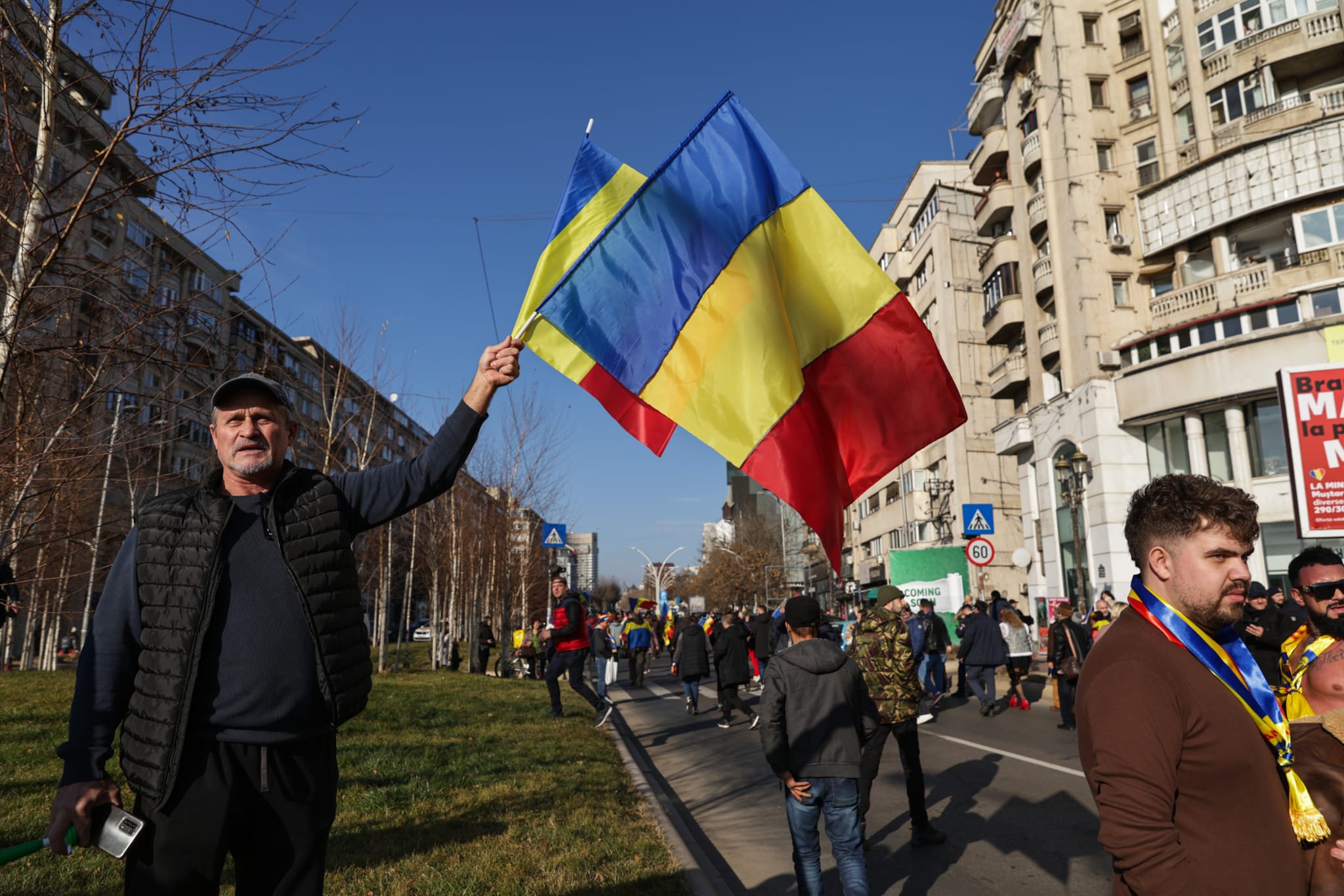Oameni urcați pe blocuri în București ca să vadă marșul susținătorilor lui Călin Georgescu