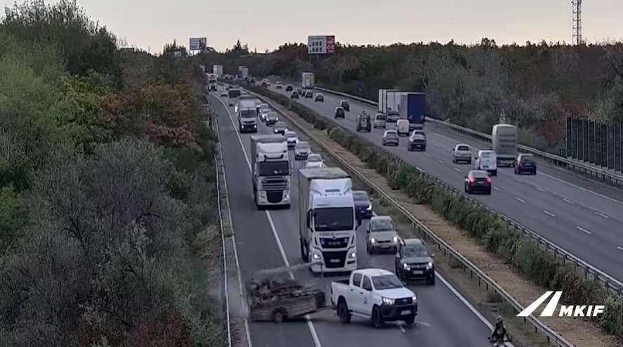 Keresztbe fordult egy állatszállító az autópályán, majd szalagkorlátnak csapódott – Videó
